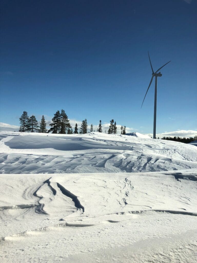 Bildet viser vindmøller på vinteren